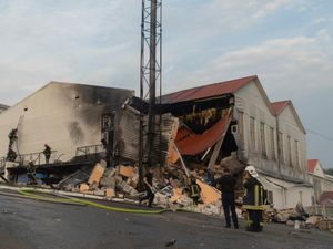 Supporting image for story: Russia fires missiles at Kyiv as children return to school