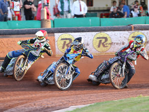 Supporting image for story: Tom Bacon holds off Danny Ayres challenge