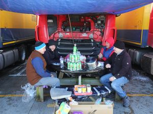 Supporting image for story: Extra 800 troops sent to help clear Kent lorry backlog