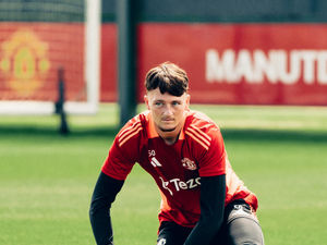 Supporting image for story: Manchester United keeper to join Shrewsbury Town on loan