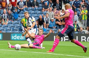 James Morrison of West Bromwich Albion crosses the ball into the box that Hal Robson-Kanu of West Bromwich Albion managed to score his goal from. (AMA)