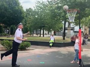 Supporting image for story: Commonwealth Games: West Midlands Police chief fails in netball challenge