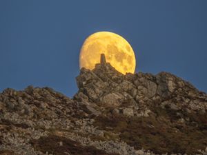 Supporting image for story: Photographer captures incredible Shropshire moonrise