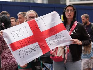 Supporting image for story: Protesters tried to break into Canary Wharf asylum hotel, police say