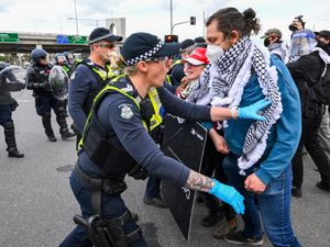 Supporting image for story: Anti-war protesters clash with police outside Australian arms convention