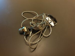 The earphones 1.2m line can easily become a tangled mess