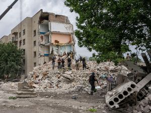 Supporting image for story: More than a dozen killed as rockets destroy housing complex in Ukraine