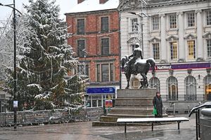 WOLVERHAMPTON COPYRIGHT NATIONAL WORLD TIM STURGESS 19/11/24. Wolverhampton city centre in the snow.