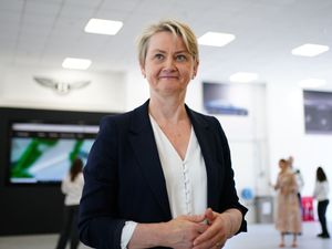 Supporting image for story: Social media ads for Channel crossings to be banned under new offence