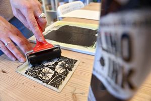 Her surface pattern designs and decorative
illustrations are based on her original linocuts