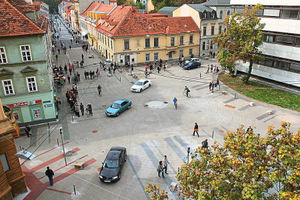Safety scheme – Cars and pedestrians side by side in a public space in Graz, Austria