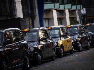 Supporting image for story: 10,000 London cabbies sue Uber for millions over taxi-booking rules