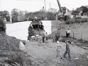 Supporting image for story: World crumbles for once proud Shropshire bridge