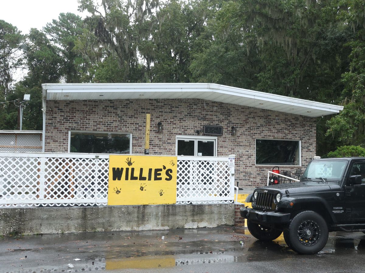 Four killed and 20 injured in mass shooting at bar in US