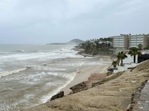 Supporting image for story: Tropical storm warning issued for Mexican coast as Ileana moves in