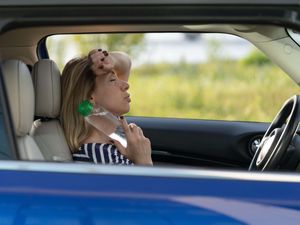 Supporting image for story: How can I stay safe when driving in a heatwave?