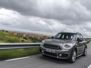 Supporting image for story: The Cooper S E Countryman ALL4 electrifies the Mini range