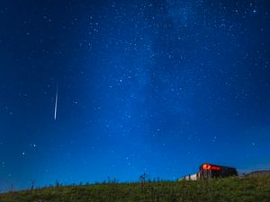 Supporting image for story: Perseid meteor display set to light up night skies