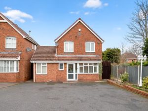 Supporting image for story: Inside a £425,000 four-bedroom detached Wolverhampton home with versatile layout