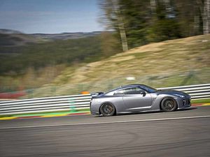 Supporting image for story: Nissan's oh so mighty GT-R roars back again
