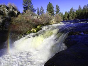 Supporting image for story: One killed and two missing after group swept over Oregon waterfall