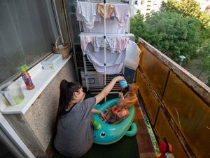 Supporting image for story: In Pictures: How people in Budapest are keeping cool amidst heatwave