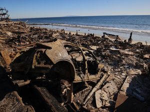 Supporting image for story: Fresh warnings as death toll from wildfires rises to 25