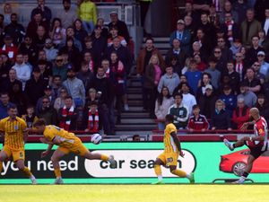 Bryan Mbeumo scores for Brentford