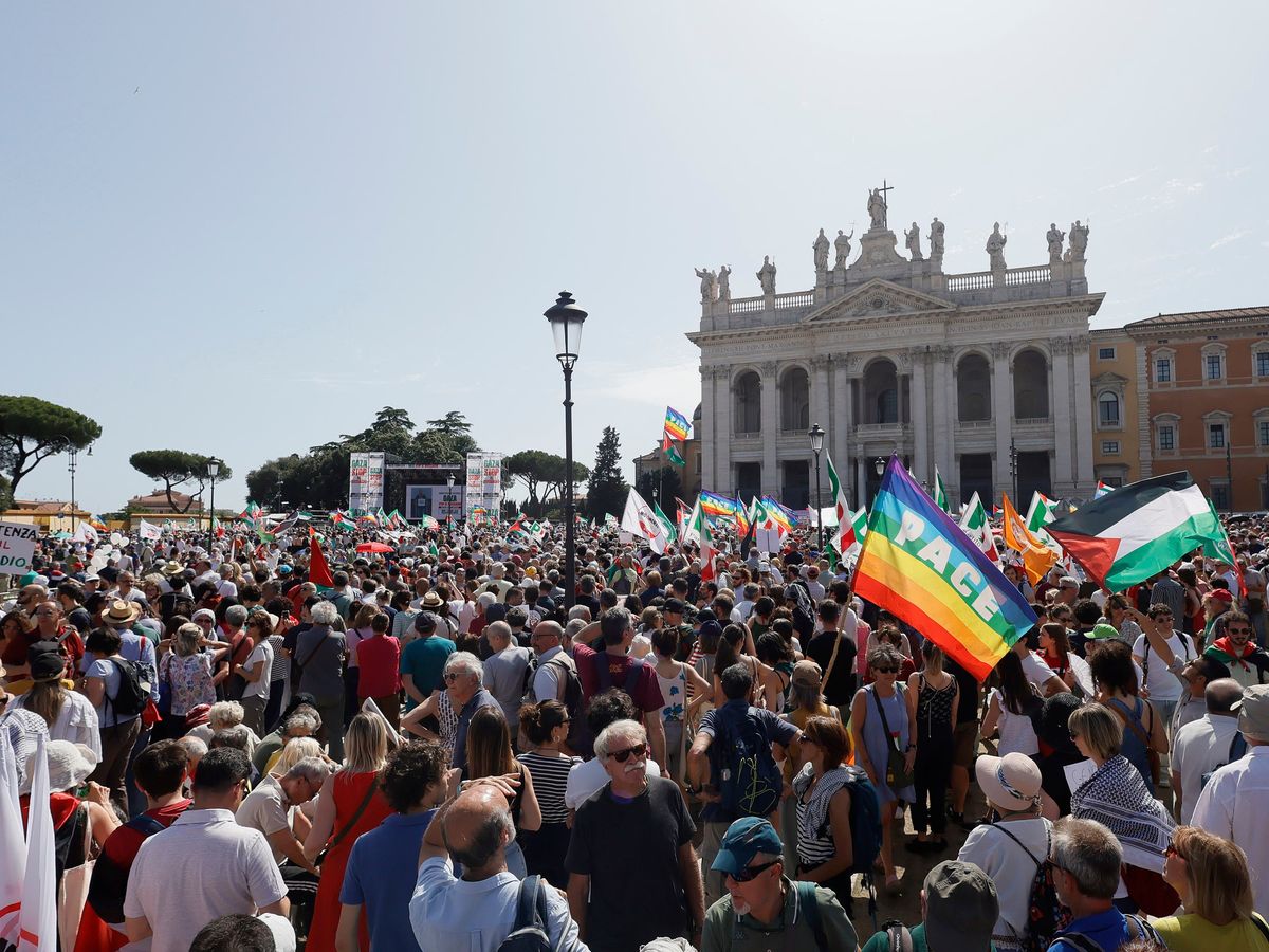 Thousands of demonstrators march through Rome to call for end to war in Gaza