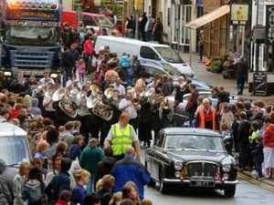 Supporting image for story: Wet weather fails to dampen Newtown Carnival