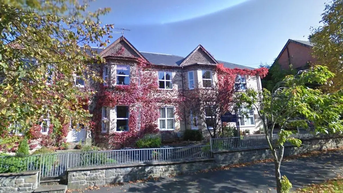 Plans to convert a former care home into flats in Llandrindod Wells have been given the go-ahead