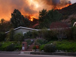 Supporting image for story: Los Angeles wildfire death toll rises to 24 amid warnings of winds returning