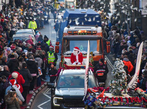 Supporting image for story: 4,000 revellers pack Oswestry to help make it a record day for Christmas parade