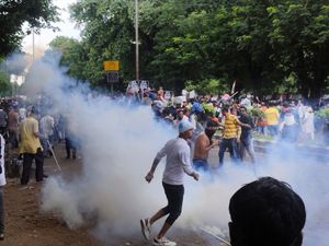 Supporting image for story: Police use water cannons and tear gas on India rape case protesters
