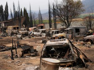 Supporting image for story: Heat threatens to reignite blaze after France’s largest wildfire in decades