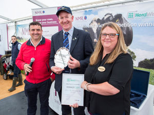 Supporting image for story: Shropshire herd takes top award for ‘best practice’ Johne’s control