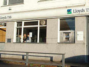 Supporting image for story: Plucky men turn on bank robbers