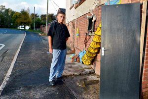 Supporting image for story: Oswestry chef tells of accident drama as tons of maize crushes car