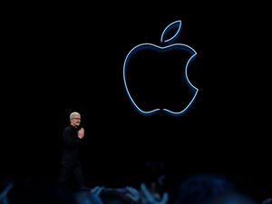 Supporting image for story: Apple introduces period tracking and iOS dark mode