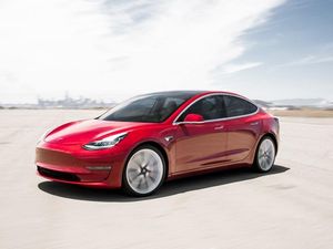Supporting image for story: Tesla stops online sales of $35,000 Model 3 just weeks after launch