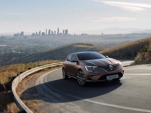 Supporting image for story: Renault Megane receives mild update with new plug-in hybrid technology