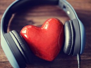 Supporting image for story: Generous people really do listen to their hearts, scientists find