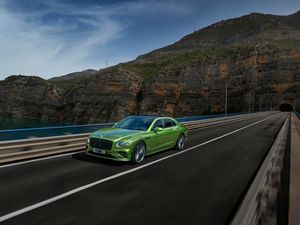 Supporting image for story: Bentley’s Flying Spur returns as powerful plug-in hybrid