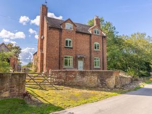 Supporting image for story: Slice of Roman history up for grabs with imposing home in need of massive renovation