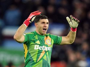 Supporting image for story: Emiliano Martinez sends French fans a message as Aston Villa arrive in Paris