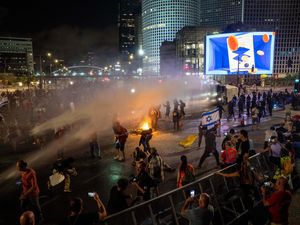 Supporting image for story: Israeli police scuffle with protesters in huge demo against Netanyahu government