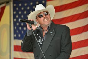 Warren Dewitt performing