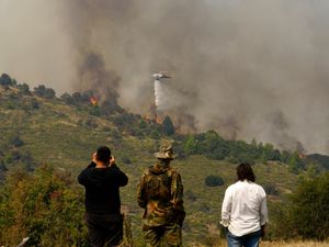 Supporting image for story: Hundreds of firefighters battle wildfire raging in southern Greece for third day