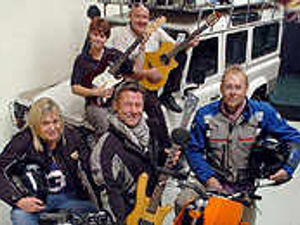 Supporting image for story: Adventurers whip up storm in Dakar trek