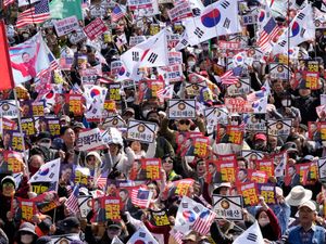 Supporting image for story: Huge crowds march in rallies for and against South Korea’s impeached president